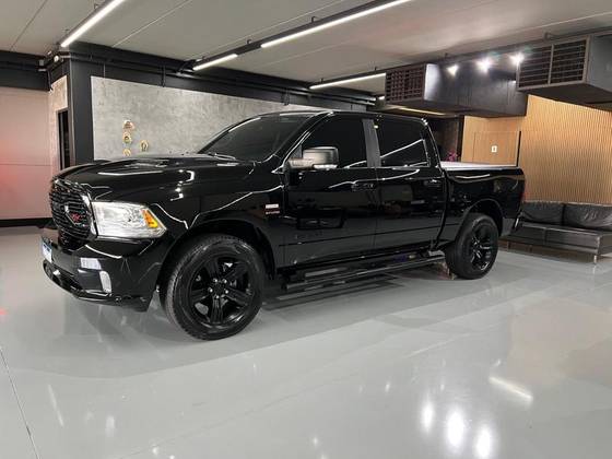 RAM CLASSIC 5.7 V8 GASOLINA LARAMIE NIGHT EDITION CD 4X4 AUTOMÁTICO RAM CLASSIC 5.7 V8 GASOLINA LARAMIE NIGHT EDITION CD 4X4 AUTOMÁTICO